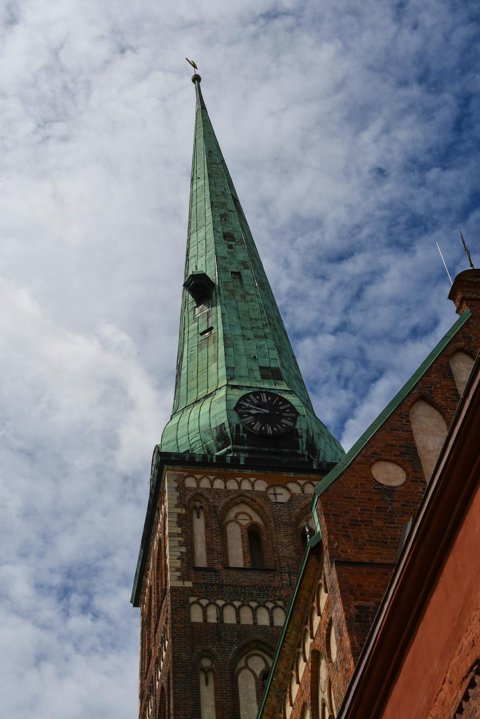 Zaujímavosťou katedrály je 80 metrov vysoká zvonica z 15. storočia s „balkónovým zvonom“. Zvon nevisí vo vnútri veže, ale z vonkajšku. Hovorí sa, že zvon sa rozzvučal vždy, keď okolo kostola prešla neverná žena. A tých bolo aj v minulosti požehnane.