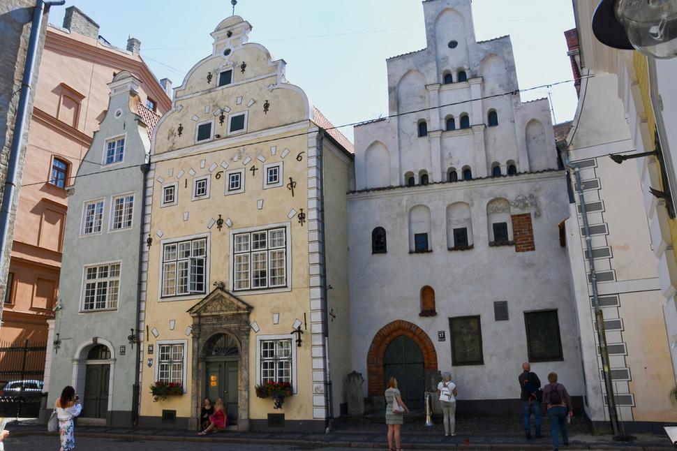 Malebné zoskupenie trojice stredovekých domov - Traja bratia. .