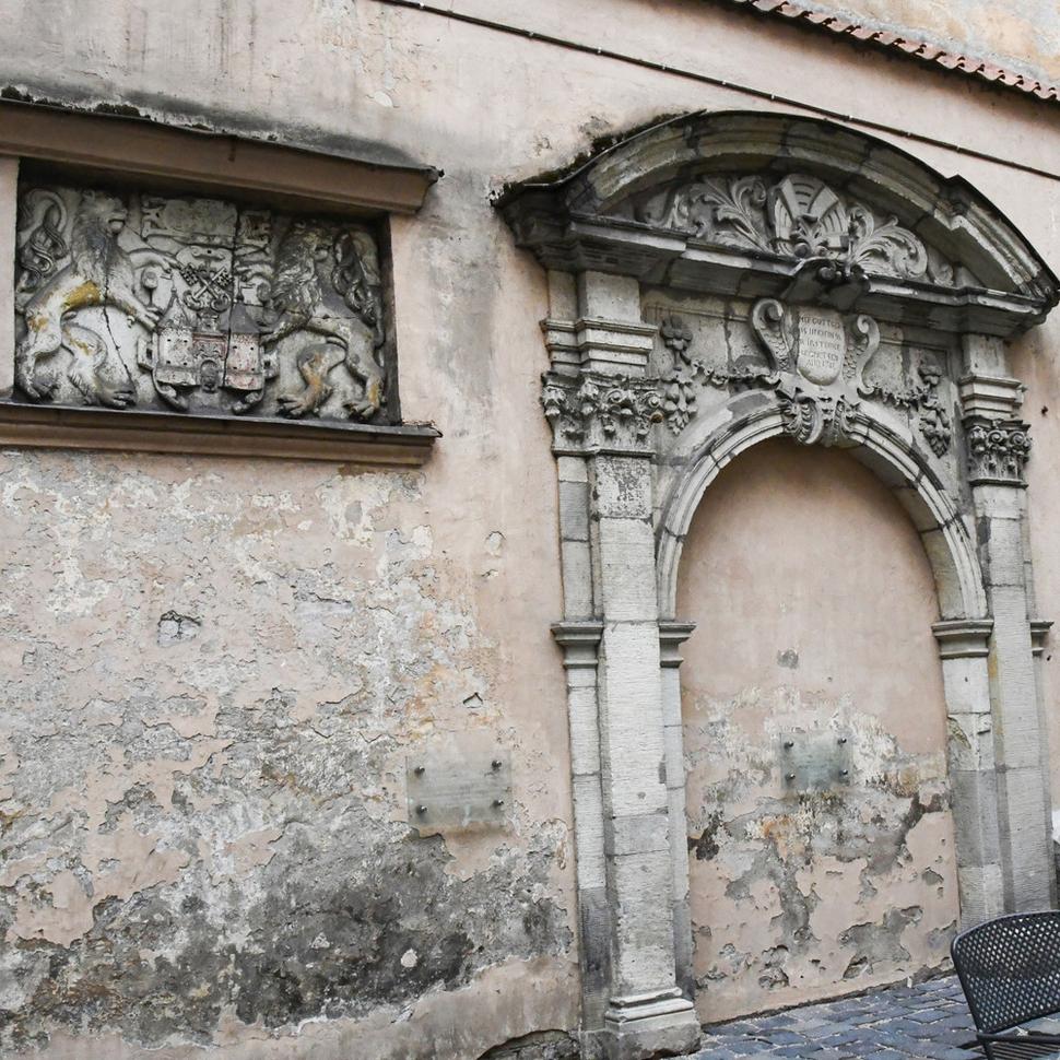 Na dvore za Troma bratmi môžete uvidieť zamurované do fasád detaily z historických domov, zničených v priebehu 2. svetovej vojny.
