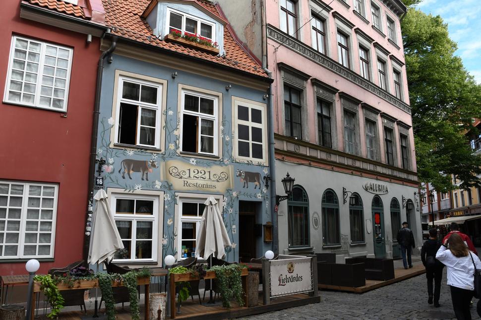 Fasády domov v malebných uličkách Starej Rigy si zahrali vo viacerých filmoch.