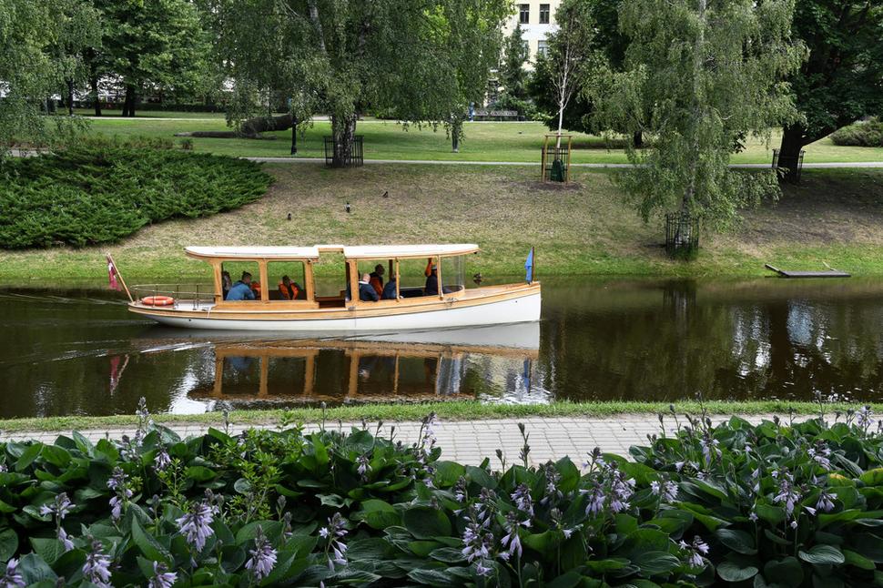 Kanál vyteká z rieky Daugavy a po 3,2 kilometroch sa do Daugavy aj vracia. Má hĺbku 2,5 metra a preklenuje ho 16 mostov.