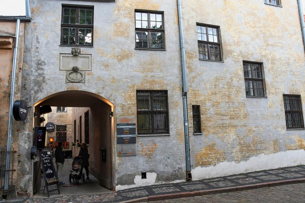 Na druhej strane ulice, oproti Trom bratom, je Lýceum. Založil ho v roku 1675 švédsky kráľ Karol XI. V roku 1733 bolo premenované na lýceum Petra I. Veľkého, na počesť víťazstva nad Švédmi. Tak to už v dejinách ľudstva býva, históriu píšu víťazi.