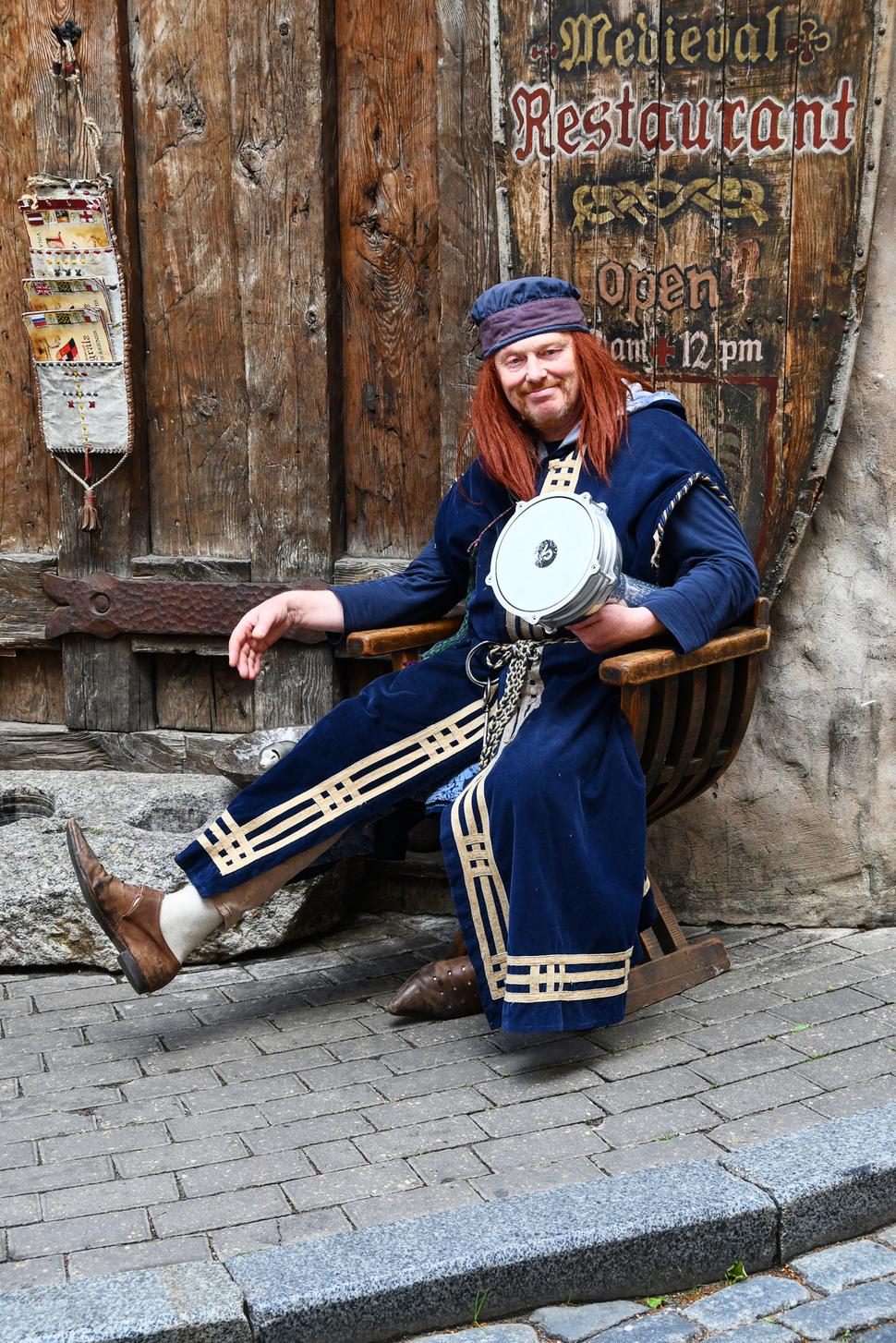 Vínne pivnice nemožno obísť, o dve hodiny sa vraciame. Pri vstupe nás víta takáto veselá persóna v dobovom oblečení.