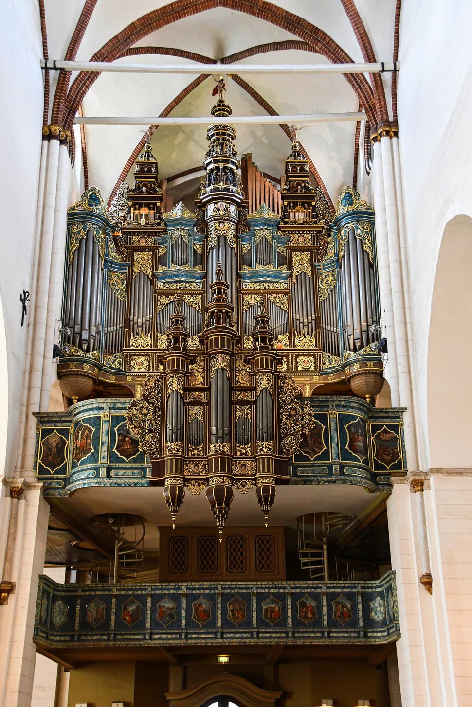 Majstrovským dielom je krásny organ z roku 1884. Ešte aj dnes sa svojou veľkosťou radí na štvrté miesto na svete. Mali sme možnosť vypočuť si aj jeho zvuk, vyludzuje nádherné tóny.