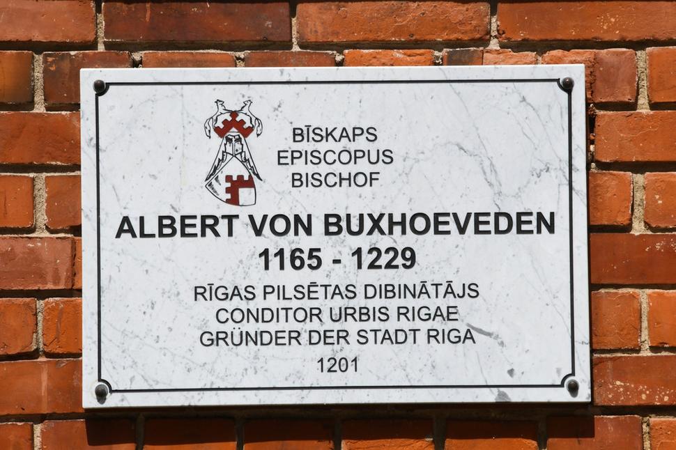 Ako si môžeme prečítať na doske pri soche biskupa Alberta, považuje sa za zakladateľa Rigy a dátumom jej založenia je rok 1201.