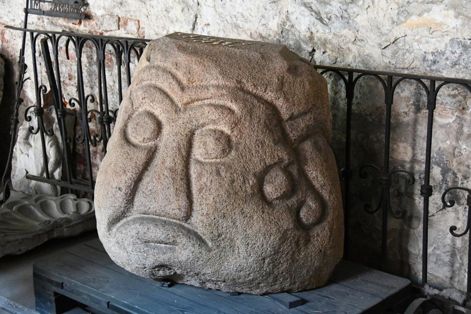 V Krížovej chodbe môžeme obdivovať aj Salaspilskú kamennú hlavu. Váži 780 kg a je vysoká 93 cm. Pochádza z 10. storočia a je považovaná za pohanský idol. Našiel ju v 1851 roku na svojom poli v meste Salaspil jeden z roľníkov.