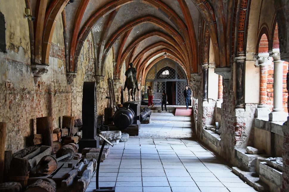 Súčasťou Rižského dómu je rozsiahli kláštorný komplex s Krížovou chodbou. Sú v nej uložené rôzne historické artefakty.