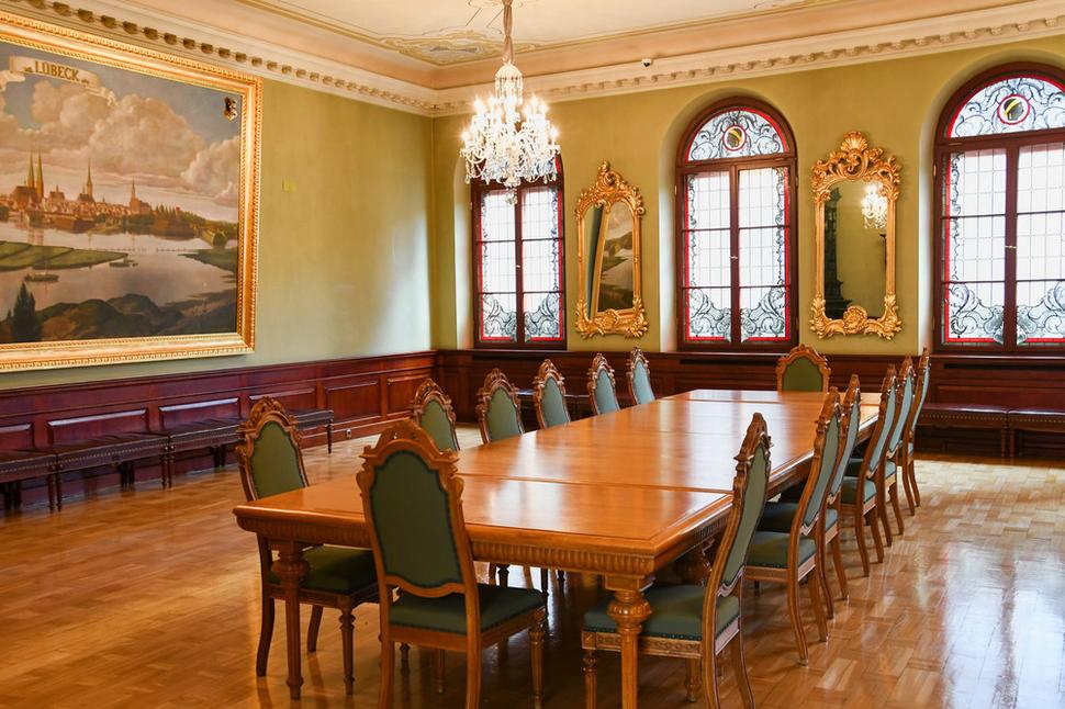Sála "Lubek" na poschodí je pomenovaná podľa obrazu na stene, ktorý darovalo Bratstvu čiernohlavých hanzové mesto Lubek.
