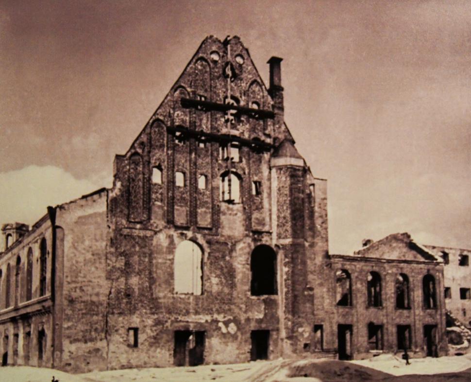 Počas 2. sv. vojny bol Dom Bratstva čiernohlavých zničený bombardovaním a sovietska moc ho nechala odstrániť, ako ukážku dekadentnej nemeckej architektúry. Jeho presná replika bola dokončená v roku 2001 a dielo je vynikajúcim svedectvom starých majstrov.
