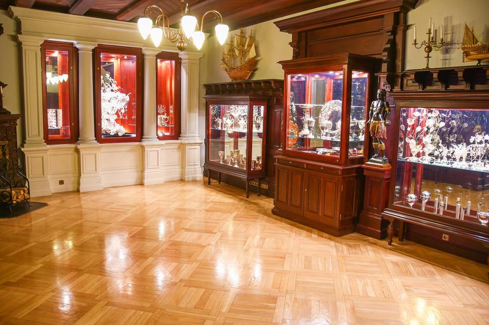 V kabinetoch na prízemí sú uložené vo vitrínach historické kolekcie porcelánových a strieborných súprav, tabatierok a dekoratívnych kompozícií.