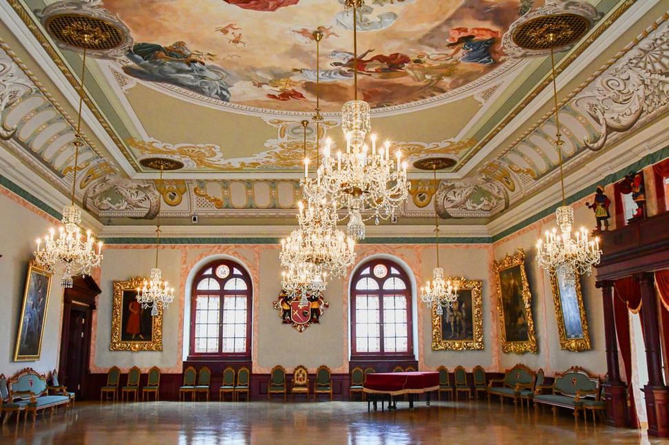 Najväčšie priestory na poschodí patria impozantnej Sviatočnej sále. Na stenách visia portréty kráľov, ktorí sa zúčastnili bálov a koncertov v tejto sále. Okrem iných tu v Rige v 19. storočí žil a v sále veľakrát koncertoval slávny Richard Wágner.
