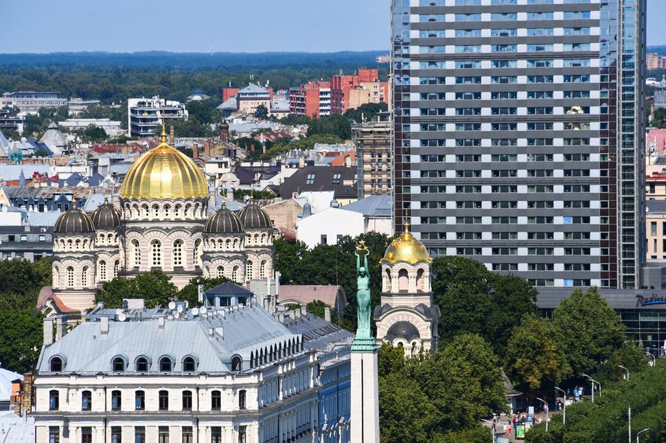 Dnešnú prehliadku sme začínali v pravoslávnom Chráme Narodenia Krista. Z veže Kostola sv. Petra si môžeme pozrieť jeho kupoly, spolu s Mildou na Pamätníku Slobody.