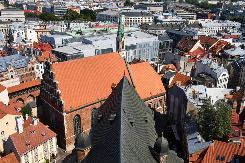Tmavá strecha vystupujúca zo spodného okraja patrí Kostolu sv. Petra, na výhliadkovej veži ktorého stojíme. Za ňou vidíme Kostol sv. Jána. Výhľad je tak uchvacujúci, že sa sem ešte musím vrátiť.