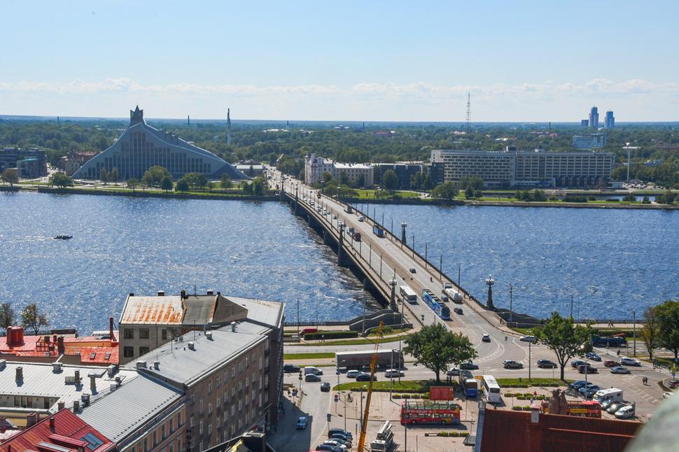 Na druhom brehu rieky Daugavy, vľavo od mostu spájajúceho obidva brehy Rigy, vidíme budovu Národnej knižnice, ktorá dýcha už modernejšou architektúrou.