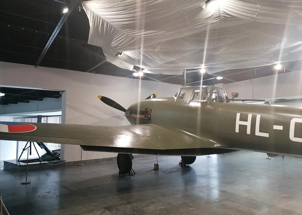 lietadlo Avia B-33 z vyhliadkovej veže na Dukle