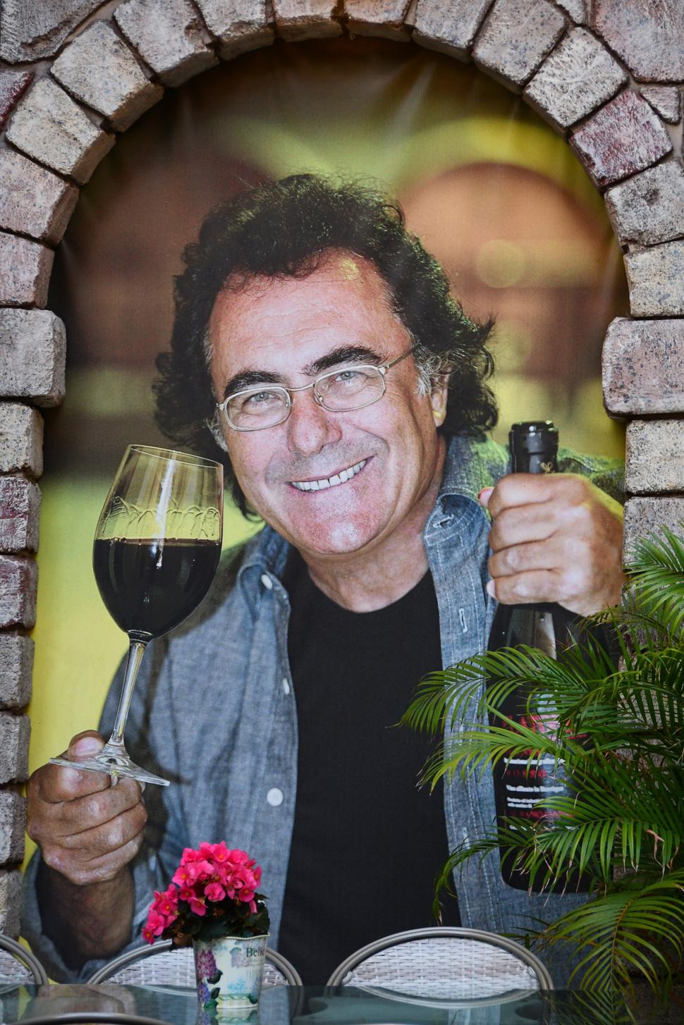 Dnes je v budove Ekova konventu vináreň, v ktorej dostanete kvalitné talianske vína. Nečudo, spolumajiteľom je spevák Al Bano. Tí starší si iste spomenú na dvojicu Al Bano a Romina Power a ich hit Felicita.