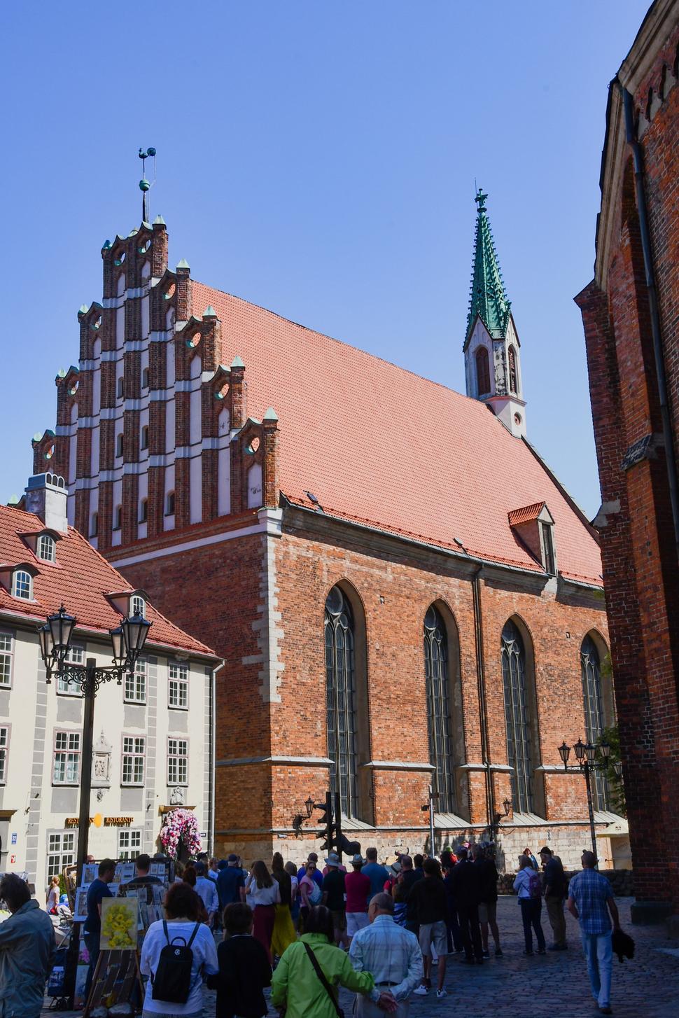 Za budovou Ekova konventu stál kedysi Kláštor Dominikánov. Zostala z neho iba pekná gotická brána v tvare oslieho chrbátu s jedným polom krížovej klenby a Kostol sv. Jána.