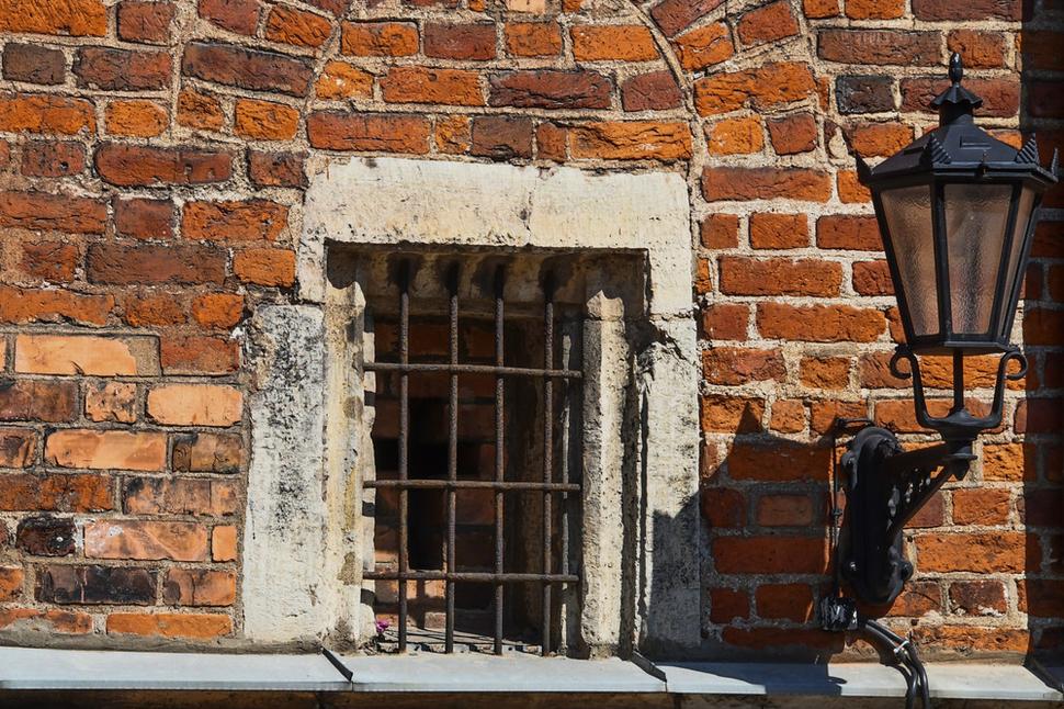Okno v tvare kríža pripomína udalosť, ktorá sa tu v 15. storočí skutočne stala.