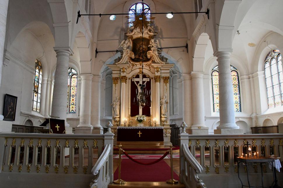 Kostol sv. Jána vznikol po roku 1297 a do dnešnej podoby v neskorogotickom štýle bol prestavaný v roku 1515. Drevený oltár pochádza z roku 1769 a vitrážne okná z 19. storočia.