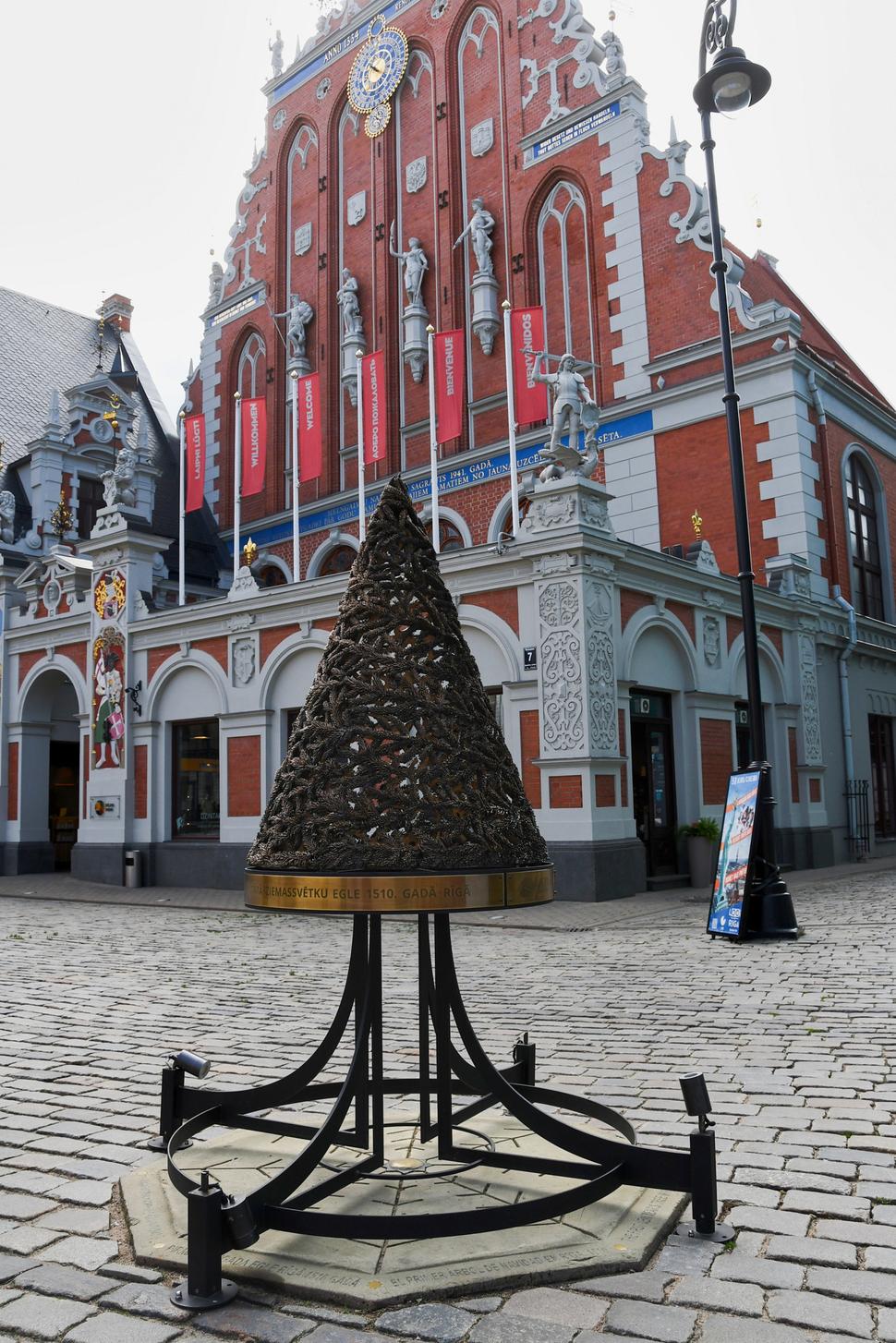 Medzi Rigou a estónskym Tallinom prebieha ostrý boj o to, kde bol vztýčený prvý Vianočný stromček v Európe. Riga ho datuje do roku 1510, zatiaľ čo Tallin tvrdí, že ich Bratstvo čiernohlavých postavilo na námestí Vianočný stromček už v roku 1441.