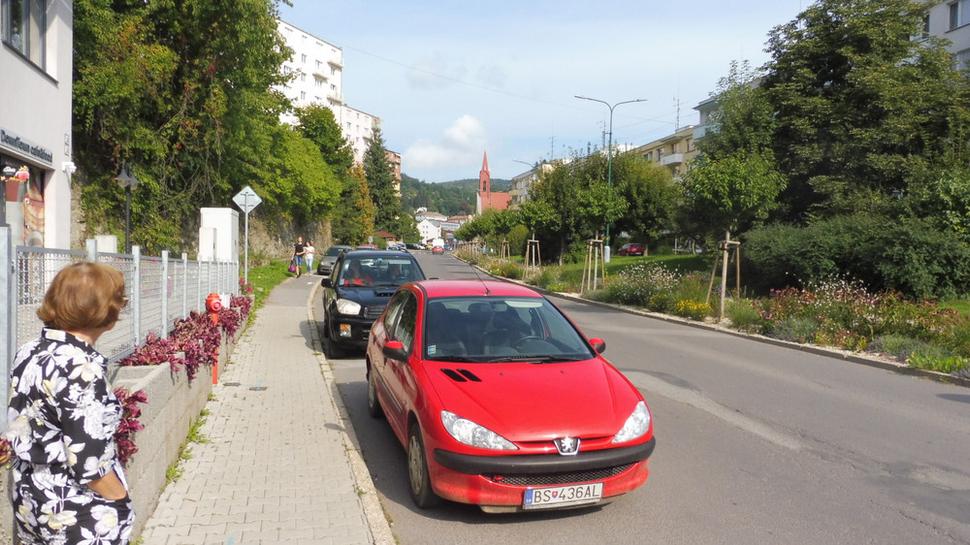 Pohľad na začiatku cesty z "konečnej" autobusa smerom do historického centra Banskej Štiavnice.