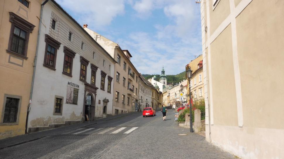 Cestou sa prechádza okolo Slovenského banského múzea Kammerhof (vľavo).