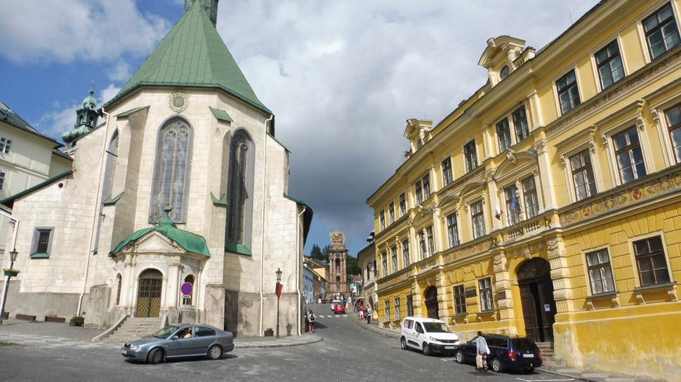 Na dohľad od tzv. Trojičného námestia s morovým stĺpom.