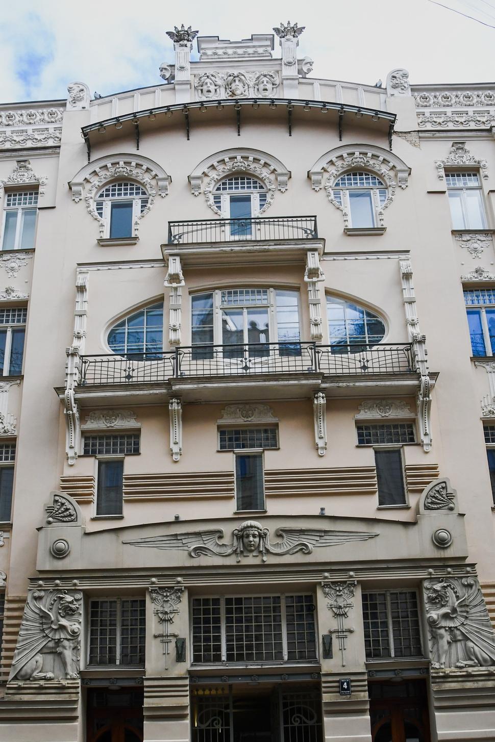 Tých romantických a pomerne dobre udržiavaných secesných stavieb sú v Rige stovky. Právom sa hovorí, že Riga je novoobjaveným (alebo neobjaveným ?) rajom pre architektov.