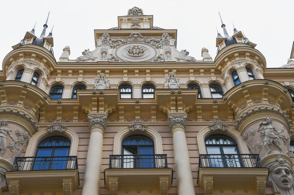 Architekt použil na výzdobu priečelia prvky mnohých architektonických slohov s výzdobou, čerpajúcou z antickej mytológie.