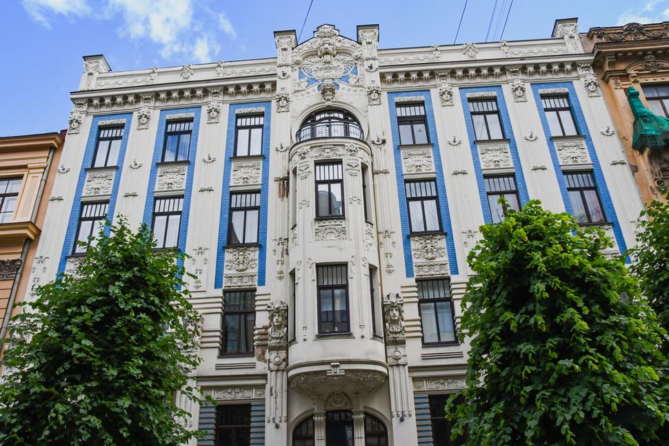 Od Michaela Eisensteina je aj štvorposchodý dom čp.8. na Albertovej ulici z roku 1903. Patril podnikateľovi A. Polovi. V centre priečelia, zdobeného modrými dlaždicami, je trojposchodový výklenok a nad ním mužská maska s leviou hlavou v listoch stromu.