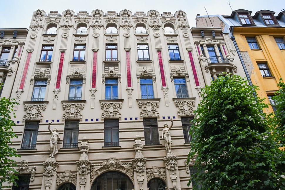 Poslednou stavbou od Michaela Eisensteina je dom čp. 2a na Albertovej ulici z roku 1906. Je to jeho posledná secesná stavba, ktorú postavil v Rige. Dojem umocňujú otvorené okná na najvyššom podlaží, ich priehľadmi presvitá nebo a dotvára tak zámer autora.