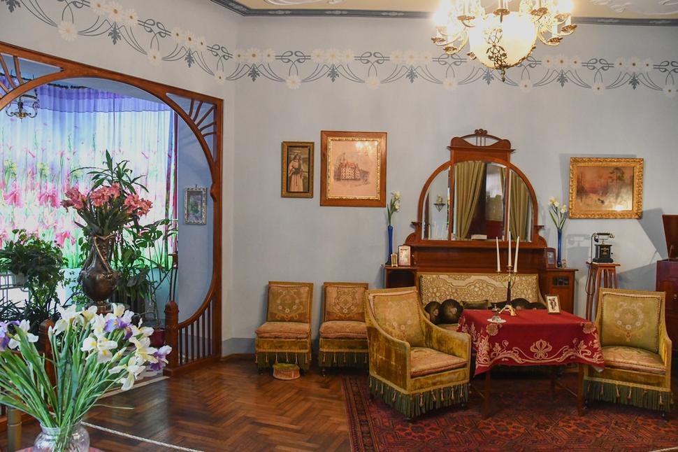 Secesia sa neprejavovala iba v architektúre, stretávame sa s ňou aj v bytovej kultúre a úžitkovom umení. Takto nejako vyzeral kút v jedálni secesného bytu.