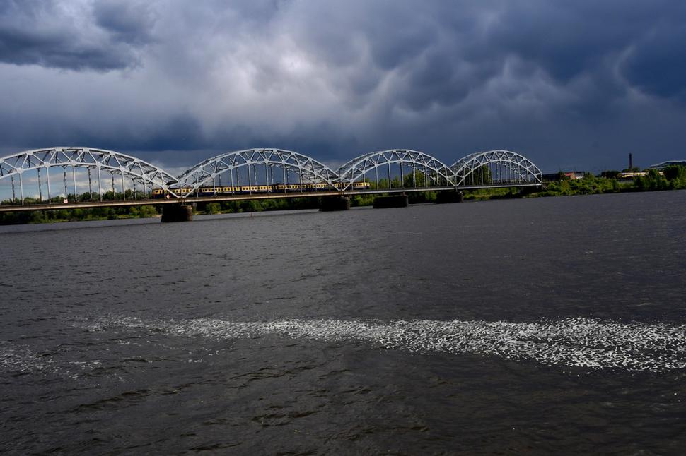 Nástup na loď sme načasovali správne, nad Rigou sa prehnala krátka búrka. Sledovali sme ju z lode.