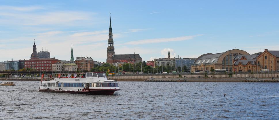 Z lode je Riga rovnako fotogenická, ako pri prechádzke jej farebnými uličkami. .