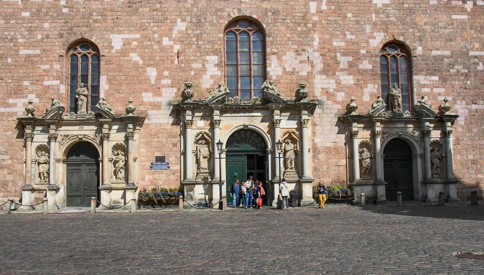 Na priečelí Kostola sv. Petra sú tri vstupné brány. V roku 1677 zničil kostol požiar a zrútila sa aj veža. Pri rekonštrukcii dokončenej v roku 1690 sa znížila veža z pôvodných 136 m na terajších 123,5 m a vstupy do kostola dostali barokovú úpravu.
