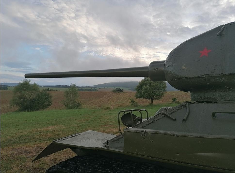 tanky v rôznych pozíciách