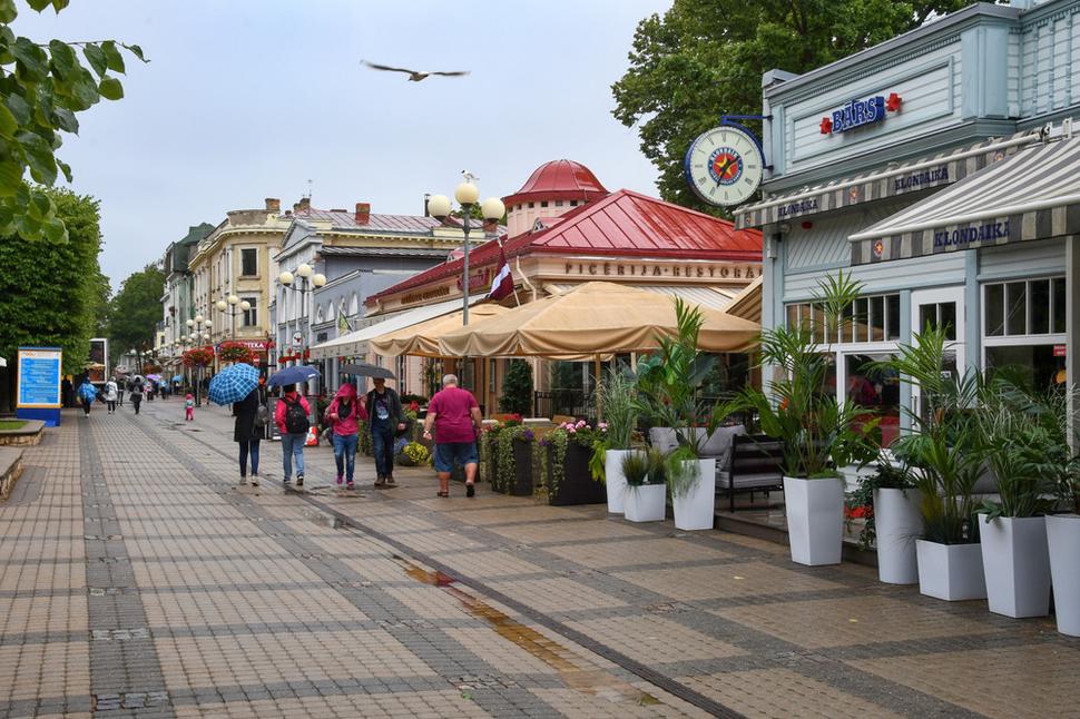 Kúpeľná promenáda je plná kaviarní, obchodíkov zo suvenírmi a stánkov so zmrzlinou.