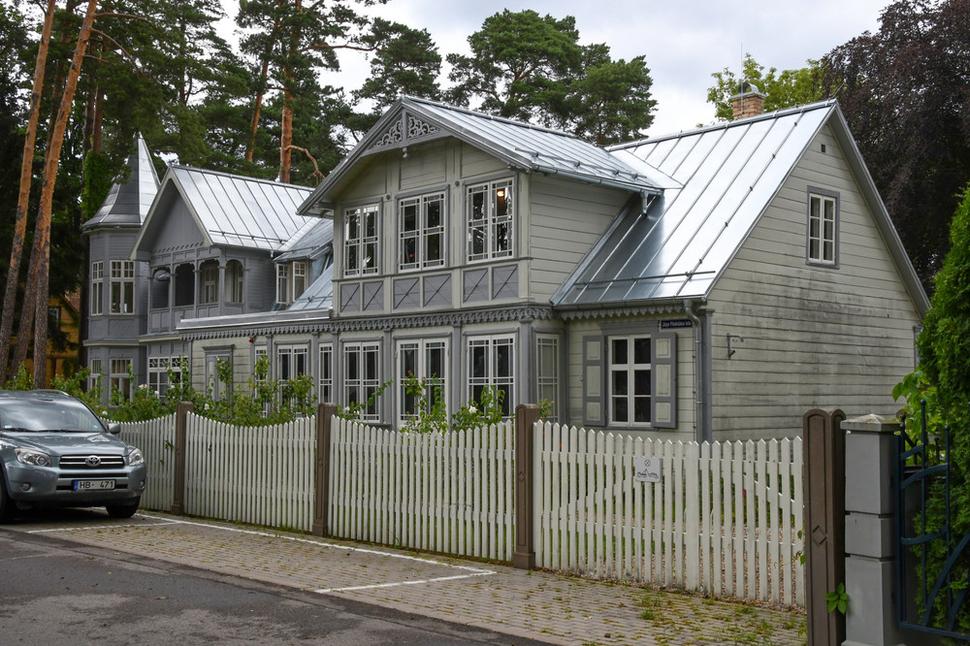 Jedným z najkrajších domov je Morbexova vila, obklopená botanickou záhradou s exotickými stromami. V roku 1883 si ju nechal postaviť v pseudogotickom slohu stavebný magnát Kristap Morbex. Je v nej Múzeum Letného bytu z prelomu 19. a 20. storočia.