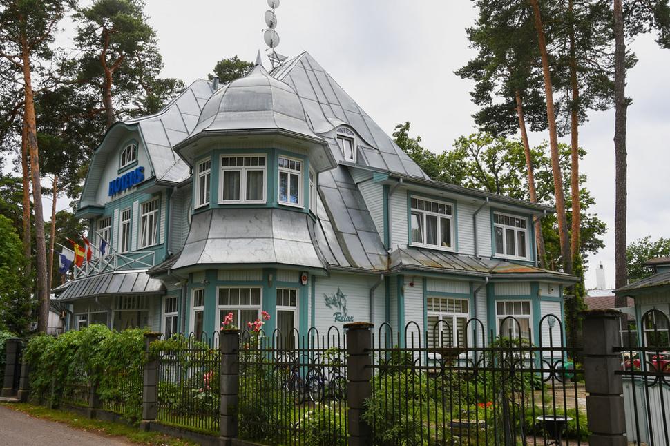 Veľmi populárna je drevená architektúra, tie najcennejšie stavby pochádzajú z konca 19. storočia.