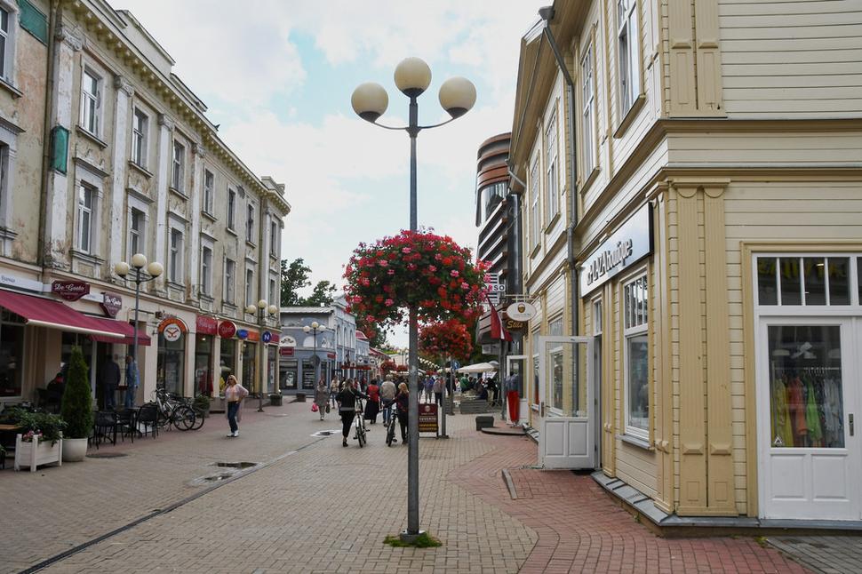 Hoci je polovica júla, teplomer ukazuje iba 17 stupňov a prší. Promenáda v Jurmale je prázdna.