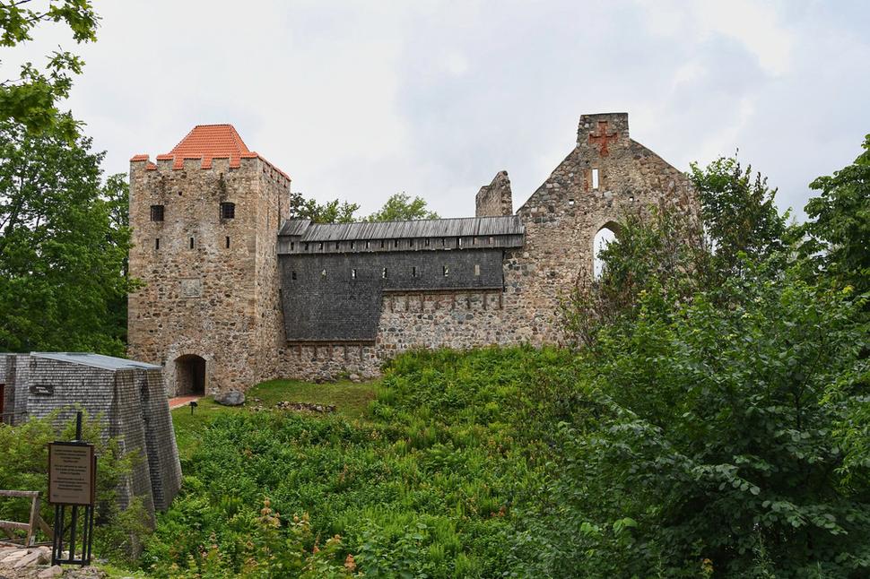 V Sigulde sa zastavujeme najskôr v Siguldskom zámku. Bol vybudovaný v rokoch 1207-1209, ako rezidencia veľmajstra Rádu Mečových rytierov. Rád Mečových rytierov založil v roku 1202 biskup Albert. Mal mu pomáhať pri premene pohanov na kresťanov.