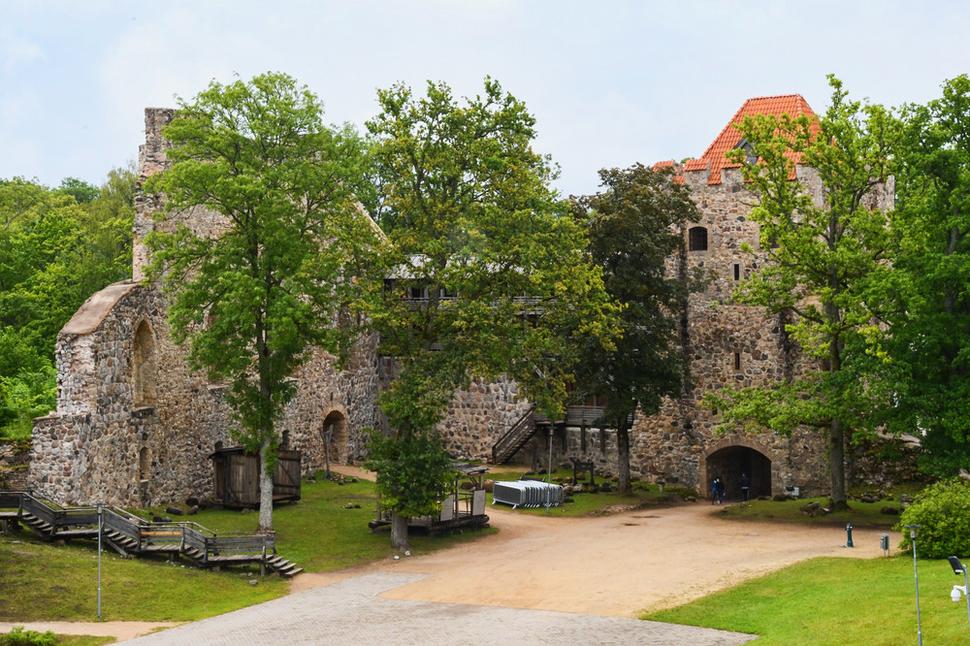 Počas Livónskej vojny (1553-1583) bol zámok viackrát napadnutý a rozrušený, no v 16. storočí bol ešte čiastočne obývaným. Takýto stav trval až do Severnej vojny (1700-1721), po ktorej bol zámok opustený a spustol.