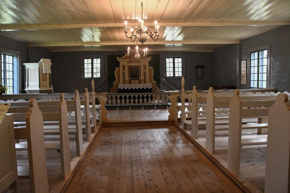 Do dnešných dni sa zachovali pôvodné drevené lavice a z tých predchádzajúcich starších kostolov, je tu zvon na veži z roku 1663 a barokový obraz Golgoty z konca 17. storočia, umiestnený na oltári.