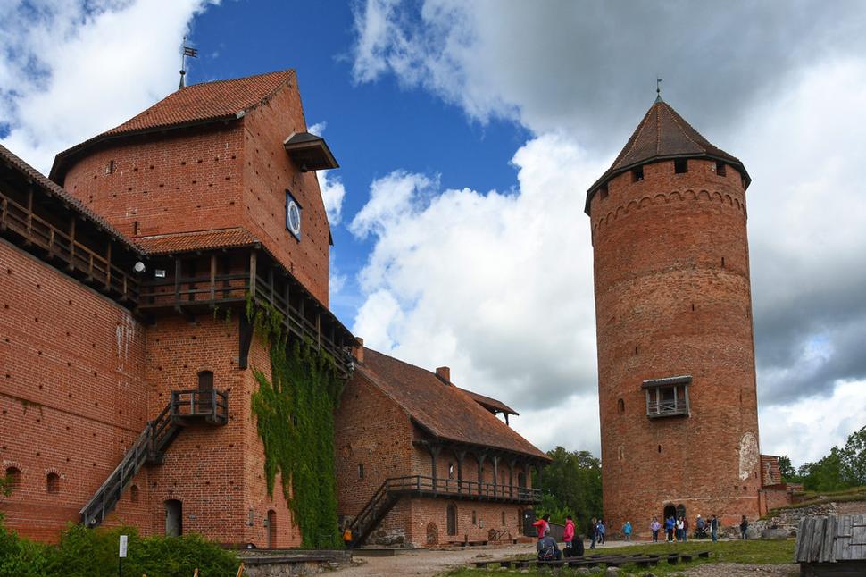 V rekonštruovanej časti hradu sa nachádzajú muzeálne expozície o histórii hradu, dobových zbraniach, môžete tu navštíviť väzenie a tiež rozsiahlu expozíciu o dobe, kedy hrad slúžil ako sídlo rižského arcibiskupstva.