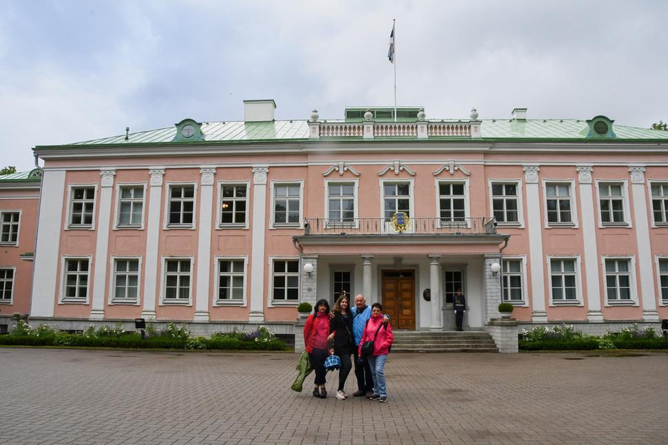 V parku Kadriorg sa nachádza aj palác, v ktorom sú umiestnené kabinety prezidenta Estónska. Estónsko je parlamentnou demokraciou, na jej čele stojí prezident, volený na 5 rokov jednokomorovým parlamentom.