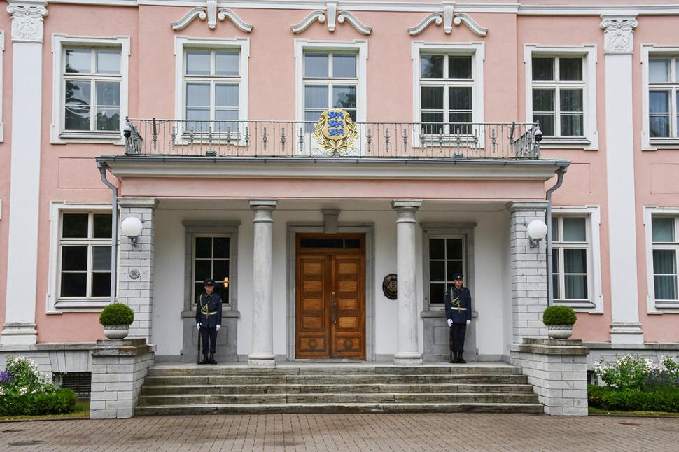 Estónskou prezidentkou je Kersti Kaljulaidová. Tak ako sa na prezidentský palác patrí, aj pred týmto stojí čestná stráž.