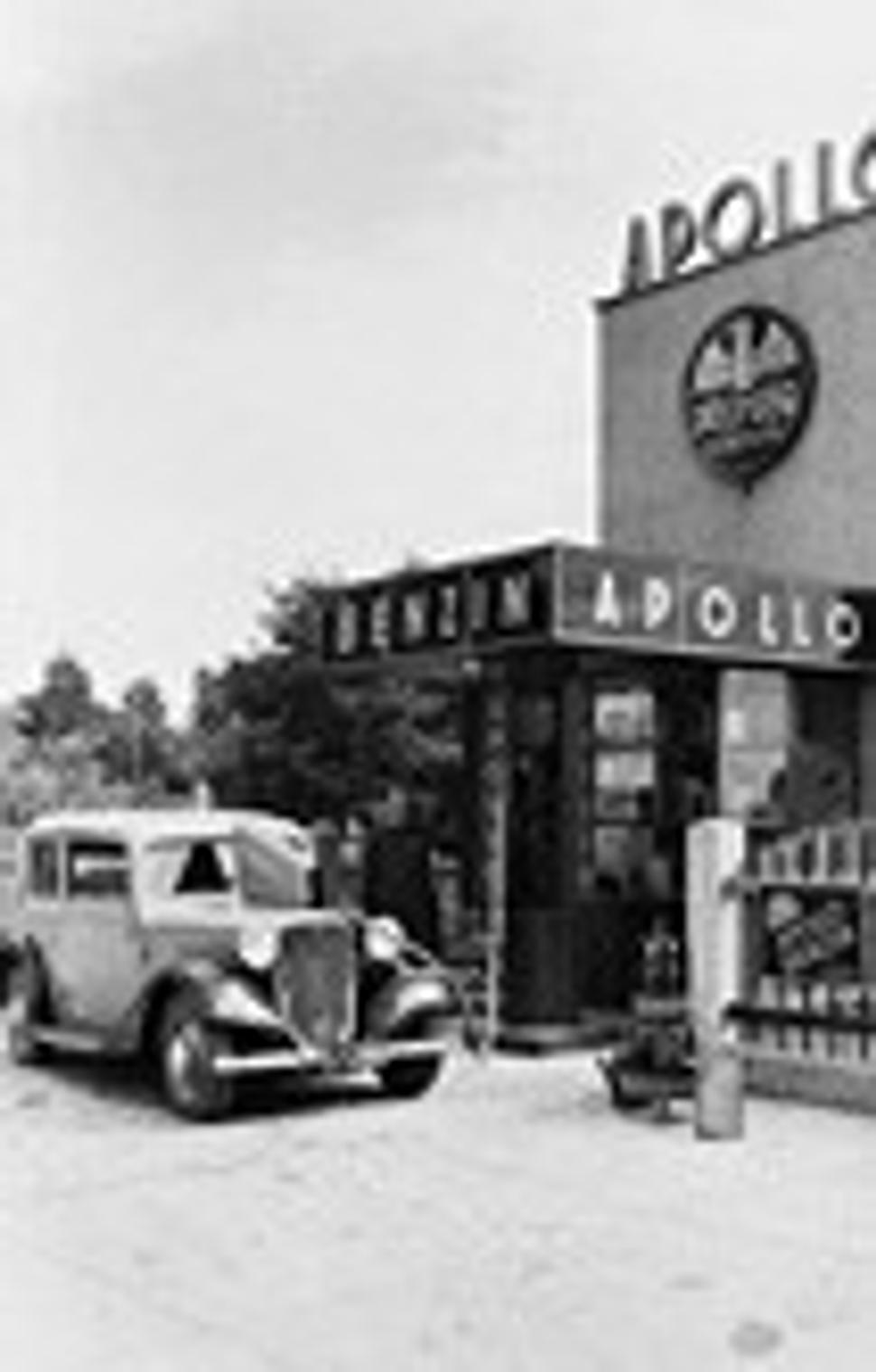 Historická fotografia vstupu do rafinérie Apollo