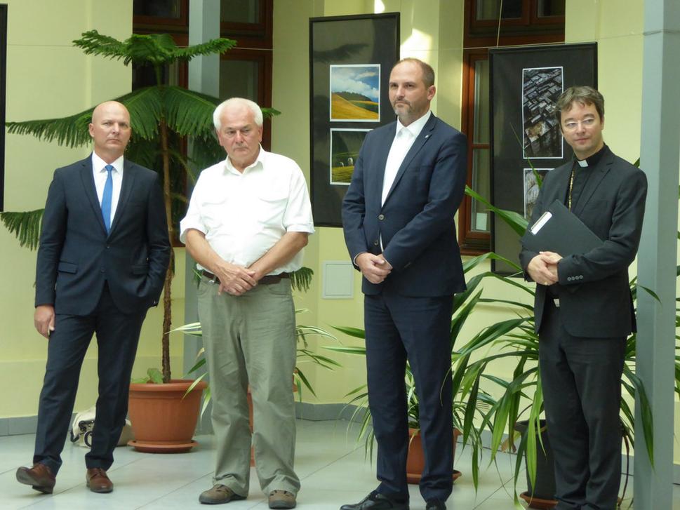 Zástupca Slovenskej pošty Mgr.Martin Vančo (prvý zľava),autor výtvarného návrhu známky akad.maliar Marián Čapka (druhý zľava), Primátor mesta Košice Ing.Jaroslav Polaček (tretí zľava),pomocný biskup Košickej arcidiecézy Mons.Marek Forgáč (štvrtý zľava)