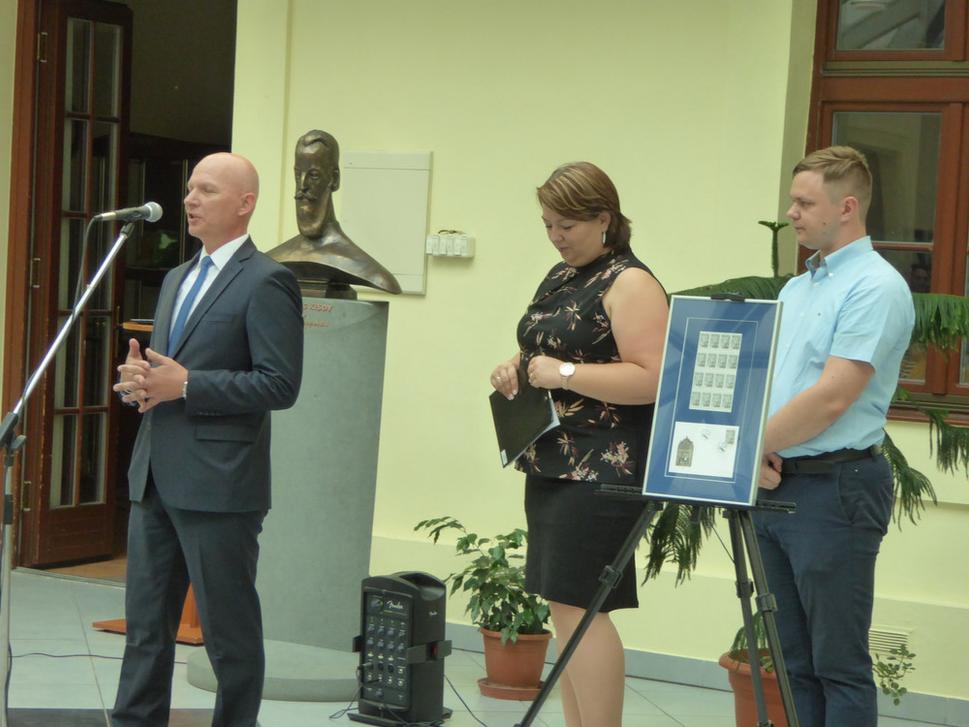 V pozadí nová známka s obálkou FDC, za mikrofónom Mgr.Martin Vančo, zástupca Slovenskej pošty