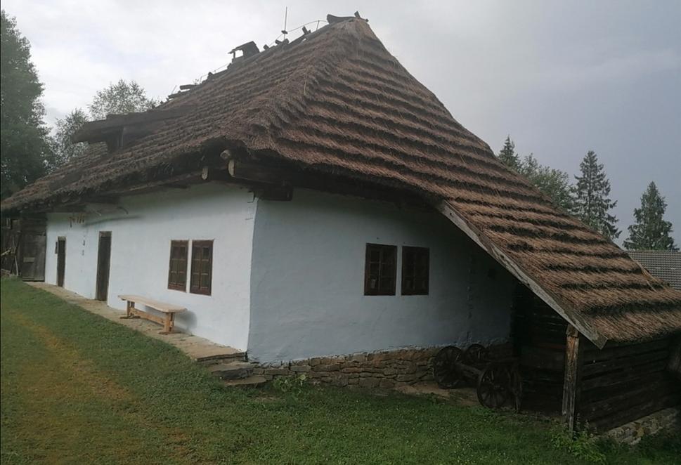 dom v Rovnom s výrazným prístreškom
